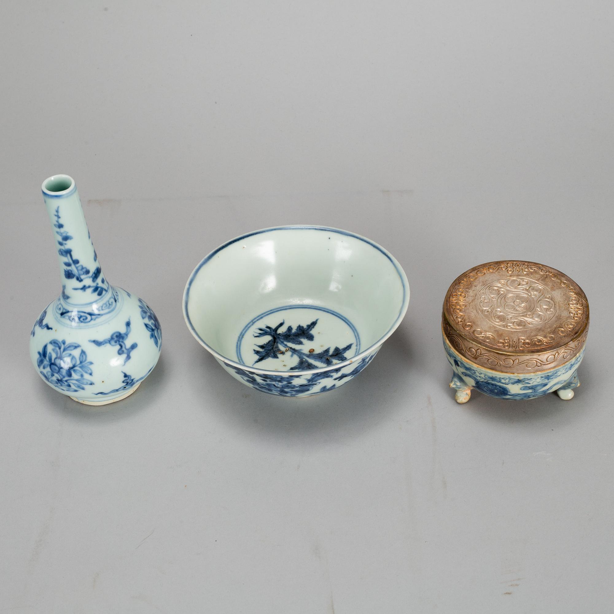 A group of blue and white porcelain, Ming dynasty, 17th Century. (3 pieces).