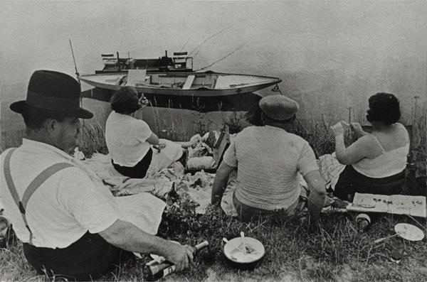 Henri Cartier-Bresson, "Sunday on the Banks of the Marne", 1938.