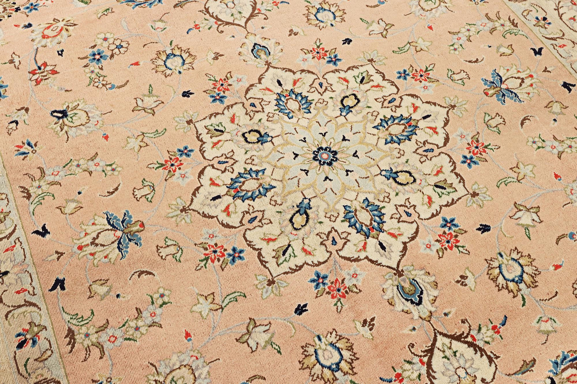 A Kashan crpet, a. 284 x 181 cm.