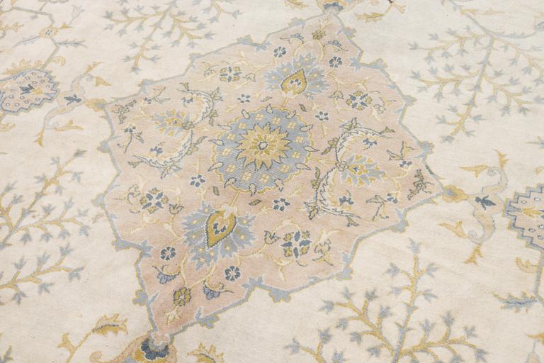 Rug, Eastern Europe, Smyrna pattern. 520 x 355 cm.