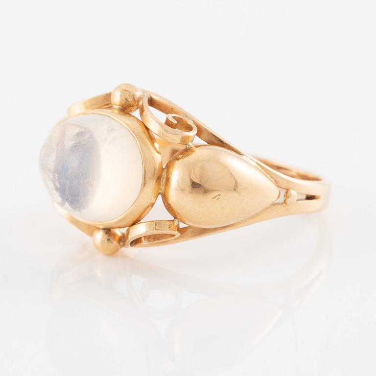 Ring, 18K gold with moonstone.