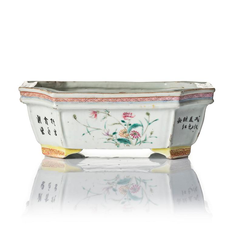 A famille rose flower pot, Qing dynasty, 19th century.