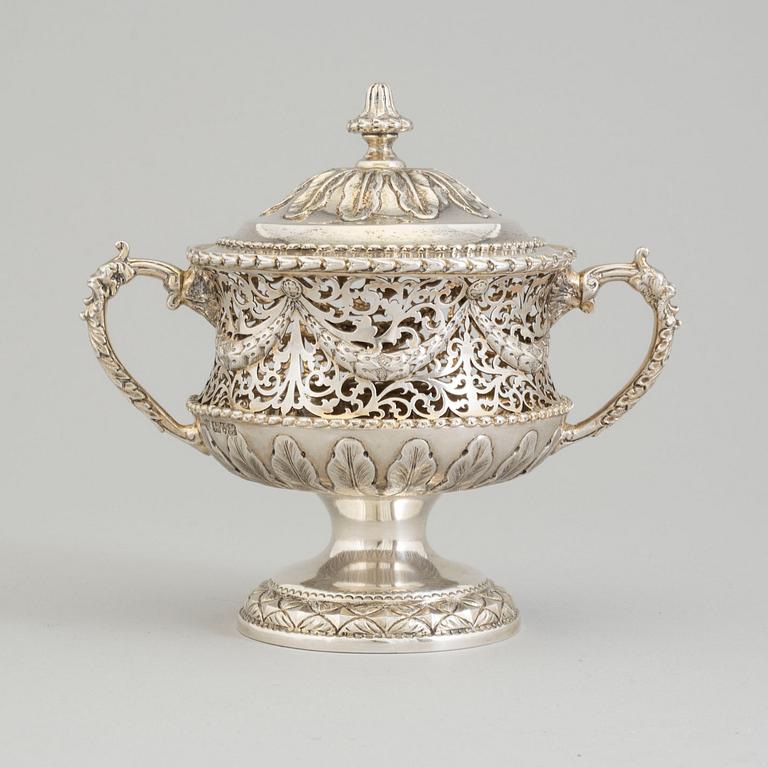 GEORGE NATHAN & RIDLEY HAYES, bonbonjär, silver, Chester, England, 1908.