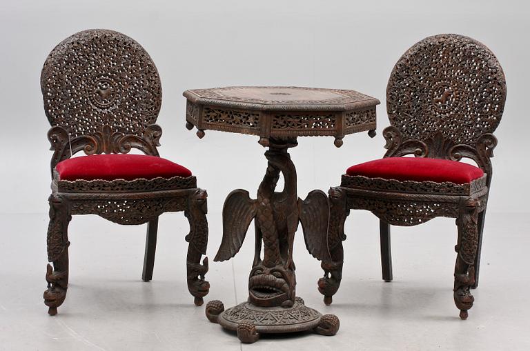 STOLAR, ett par, samt BORD, Asien, 1900-tal.