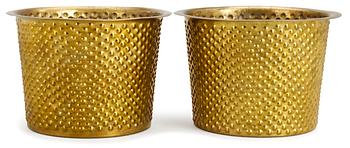 816. A pair of Josef Frank brass flower pots, "Hortus", Firma Svenskt Tenn.
