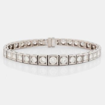 407. An 18K white gold bracelet set with round brilliant-cut diamonds.