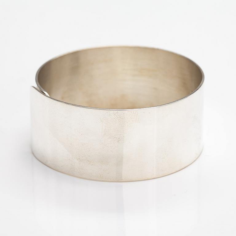 Pekka Piekäinen, A sterling silver bracelet. Platinoro, Turku 2008.