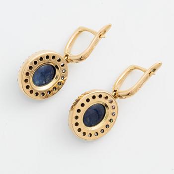 Earrings in 18K gold with cabochon-cut sapphires and octagon-cut diamonds.