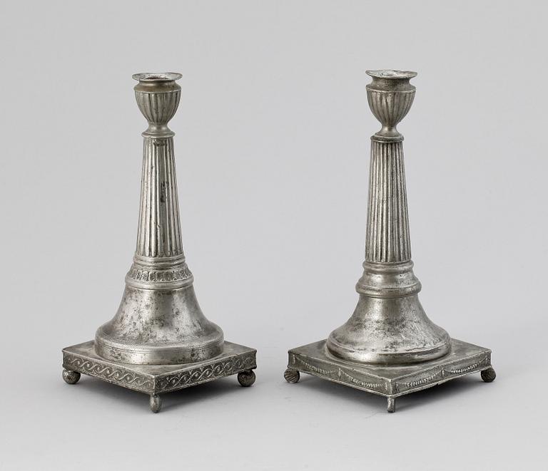 LJUSSTAKAR, 2 st snarlika, tenn, sengustavianska 1800-talets början.