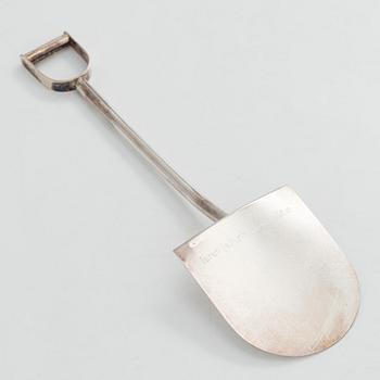 Pekka Piekäinen, spade, sterlingsilver, Åbo 1991-2002.