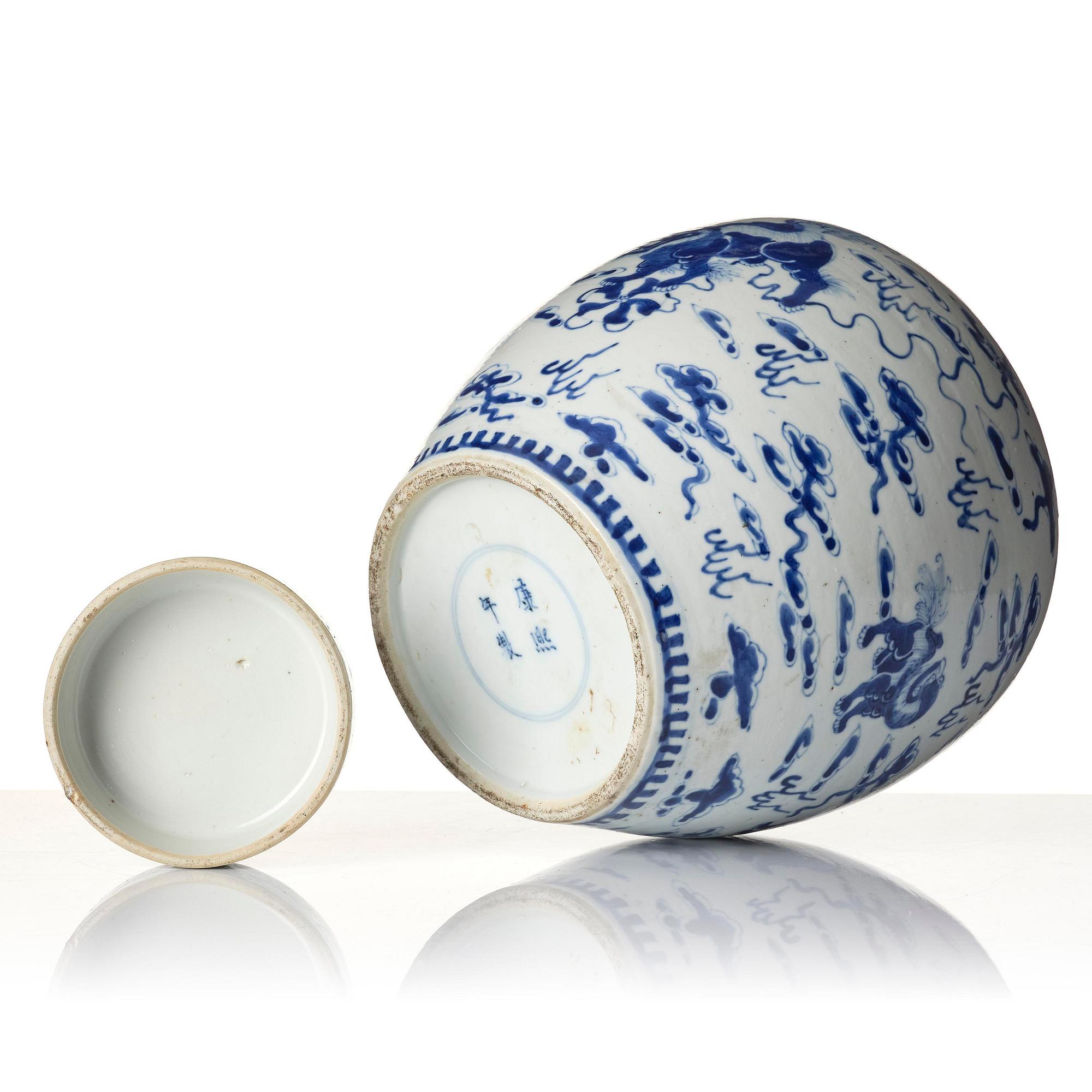 A blue and white jar with cover, Qing dynasty, 19th century.