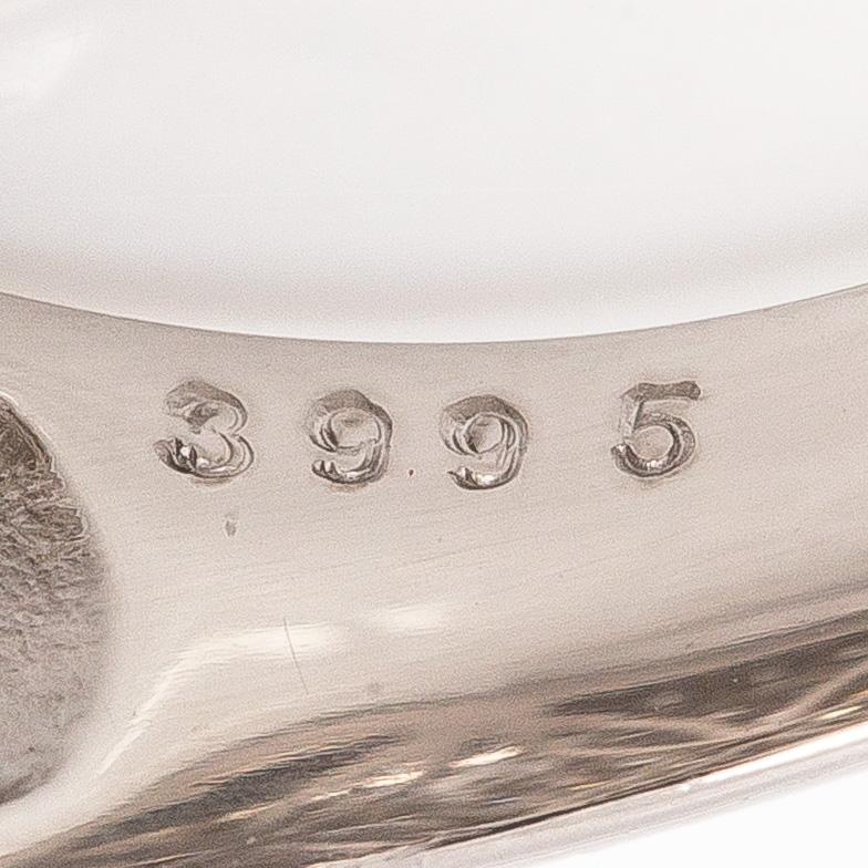 Ring, bombé, platina och briljantslipade diamanter.