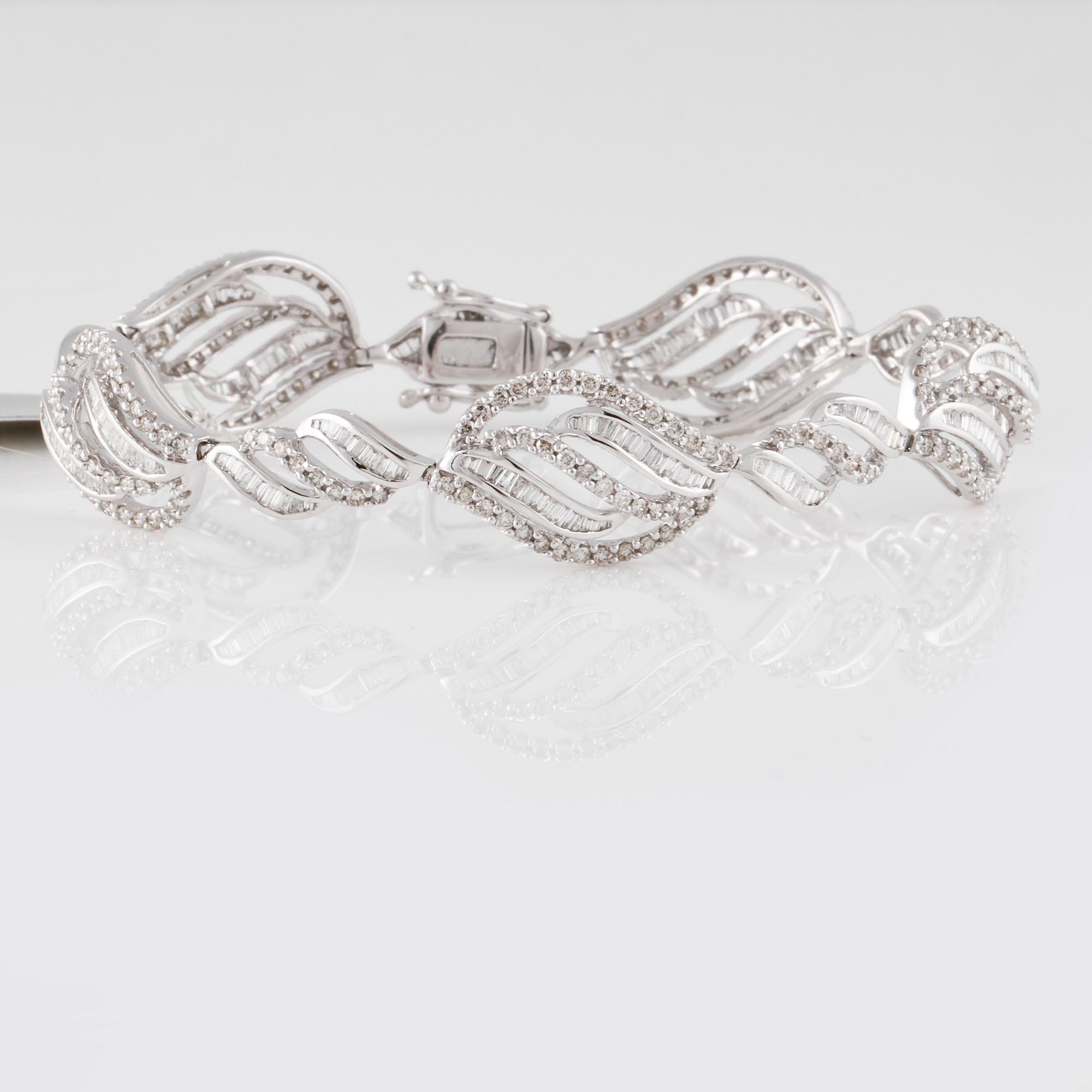 ARMBAND, 18K vitguld med baguette och briljantslipade diamanter ca 2.70 ct. Vikt 13,6 gram.