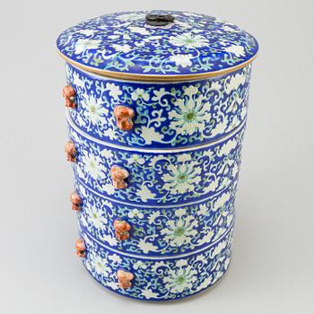 A Chinese polychrome porcelain food container, mid 20th century.