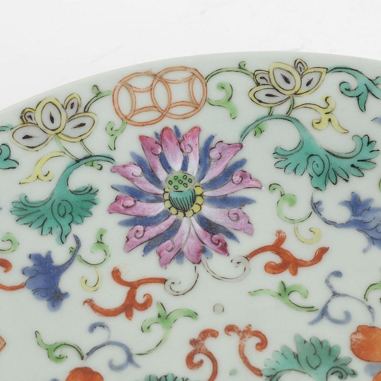 Two familjen Rose porcelain dishes, late Qing dynasty.