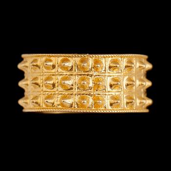 RING, 23 k guld. Vikt ca 3,5 g.