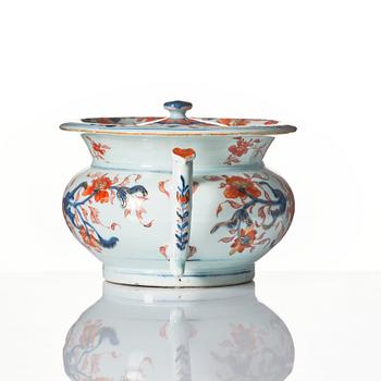 An imari chamber pot with cover, Qing dynasty, Kangxi (1662-1722).