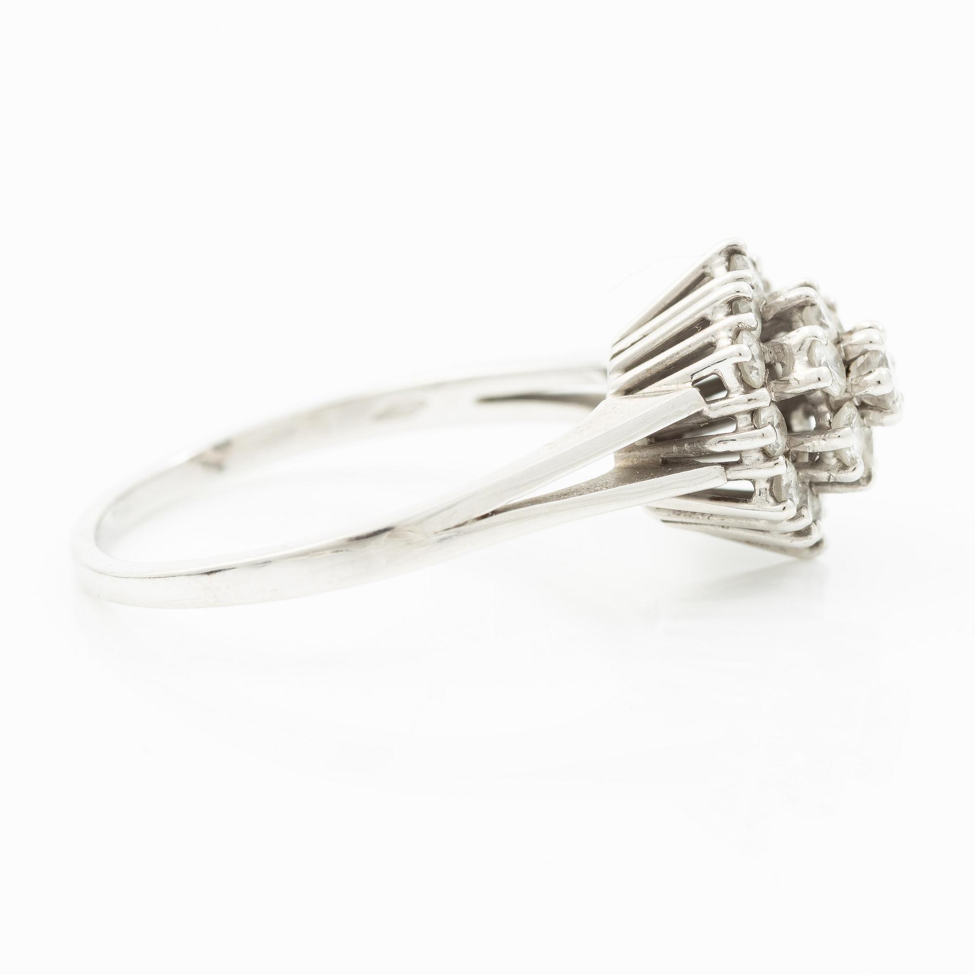 Ring, 18K white gold with brilliant-cut diamonds.