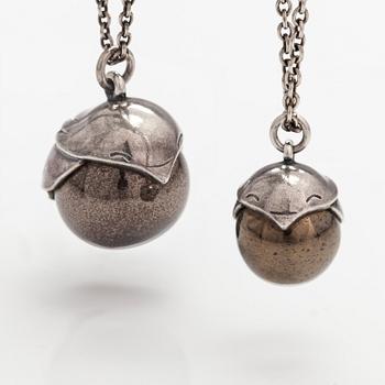 Kai Lindström, Halsband, 2 st, "Tintti", sterlingsilver och keramik. Kalevala Koru, Helsingfors.