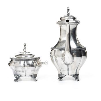 Kaffekanna och sockerskrin, samt ett par ljusstakar, silver, bl a AG Dufva, Stockholm 1910.
