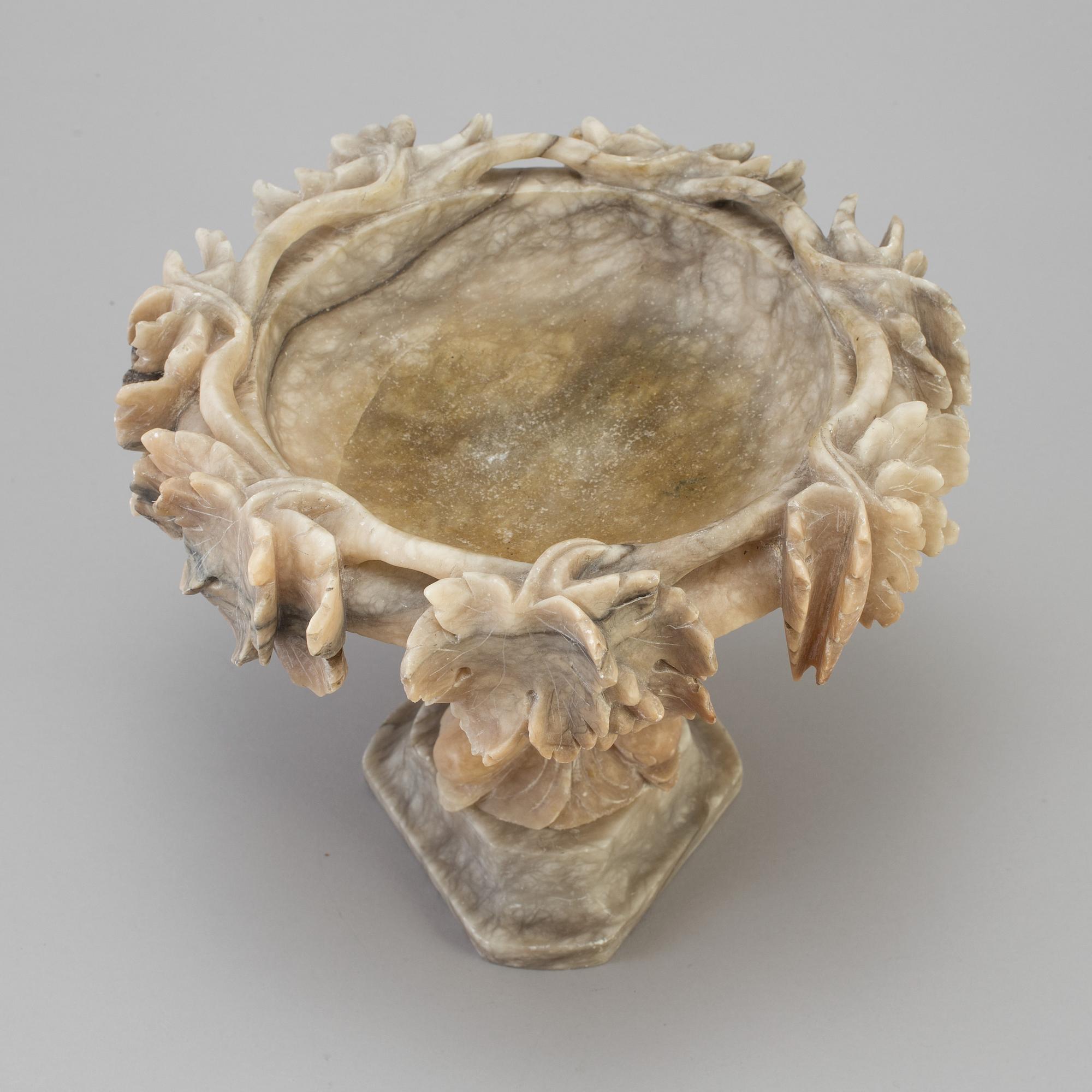 A alabaster tazza ca 1900.