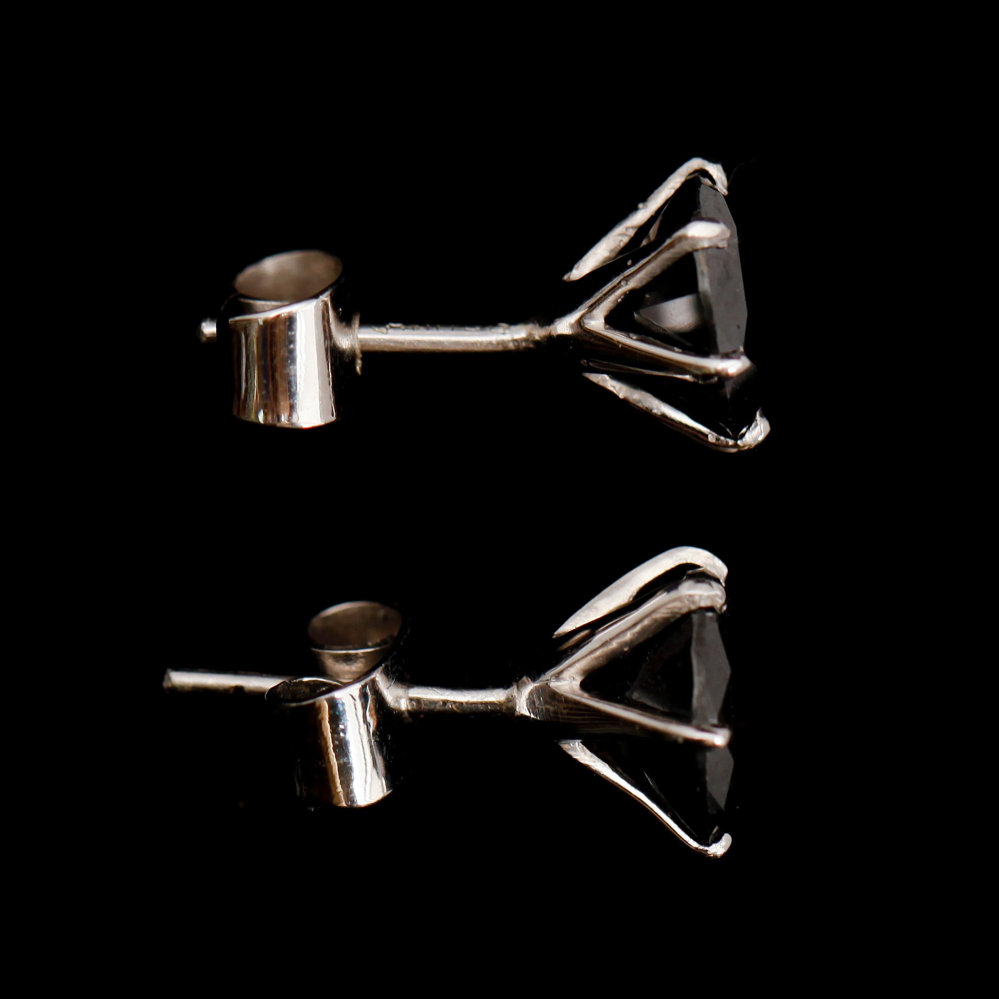 ÖRHÄNGEN, 1 par, silver, solitära svarta diamanter tot ca 4.0 ct.