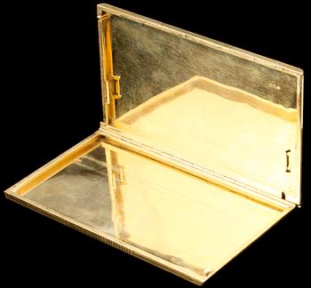 CIGARETTETUI, guld 18k, E. Silver & Co, London 1948. Vikt ca 269 gram.
