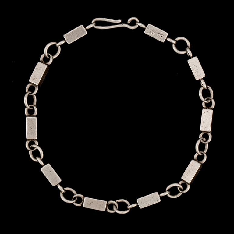 ARMBAND, sterling silver, Wiwen Nilsson, Lund, 1949. Vikt ca18g.