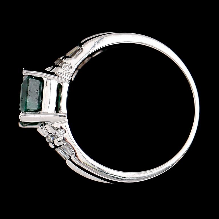 RING, 18 k guld, smaragd ca 3.35 ct, diamanter tot ca 0.78 ct.