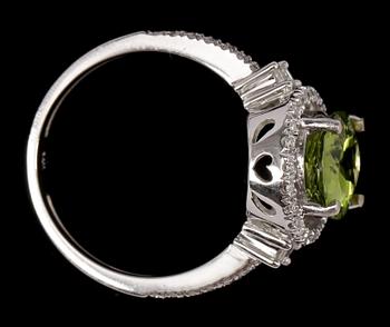 RING, 14k vitguld med oval peridot ca 2,8 ct och olikslipade diamanter. Vikt ca 4,9 gram.