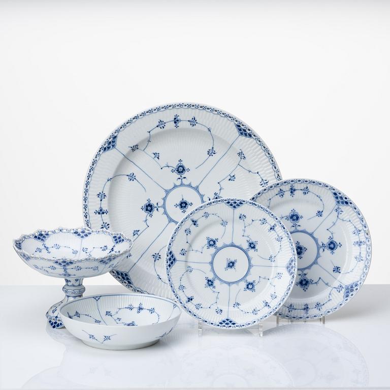 Royal Copenhagen, a 39 pcs 'Musselmalet' porcelain service, Denmark, mixed manufacturing dates, ca 1900 and onwards.