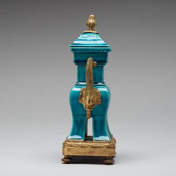 A turquoise glazed 'ding' vase with cover, Qing dynasty, Kangxi (1662-1722).