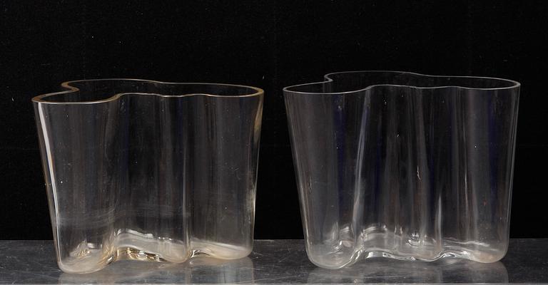 VASER, 2 st, glas, "Savoy", design: Alvar Aalto, sign o undertill märkt 3030.