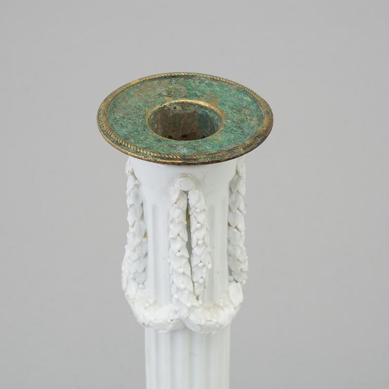 AN 18TH CENTURY MEISSEN PORCELAIN CANDLESTICK.