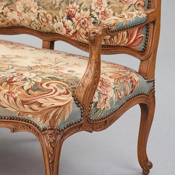 Karmstolar, sex stycken, Frankrike 1700-talets mitt, Louis XV. (Soffa 1800-tal medföljer).