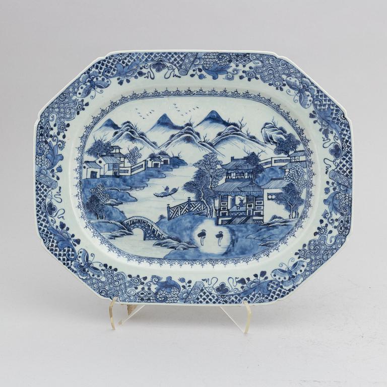 A Chinese blue and white porcelain serving dish, Qing dynasty, Qianlong (1736-95).