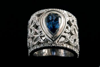 SORMUS, pisarahiottu safiiri n. 3.80 ct briljanttihiottuja timantteja n. 1.10 ct H/si. 18K valkokultaa. Paino 24 g.