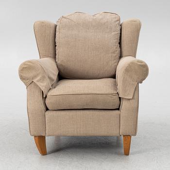 An armchair with footstool, Howard model, Englessons, 21st century.