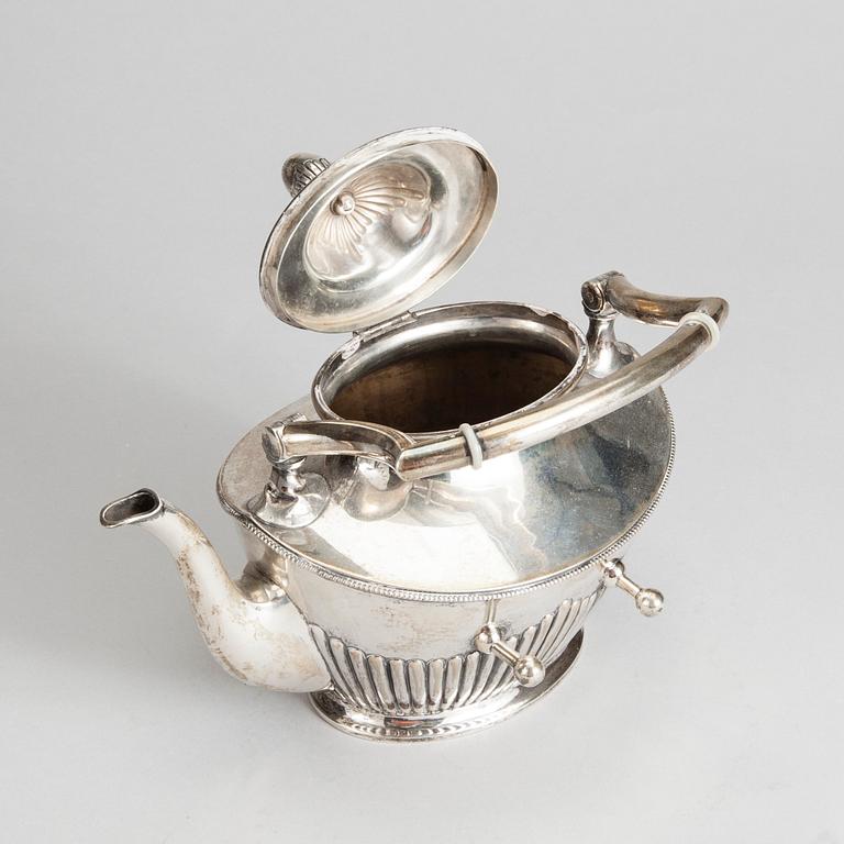 TEKANNA MED RECHAUD, silver, K. Andersson, Stockholm 1905. Vikt 1493 g.