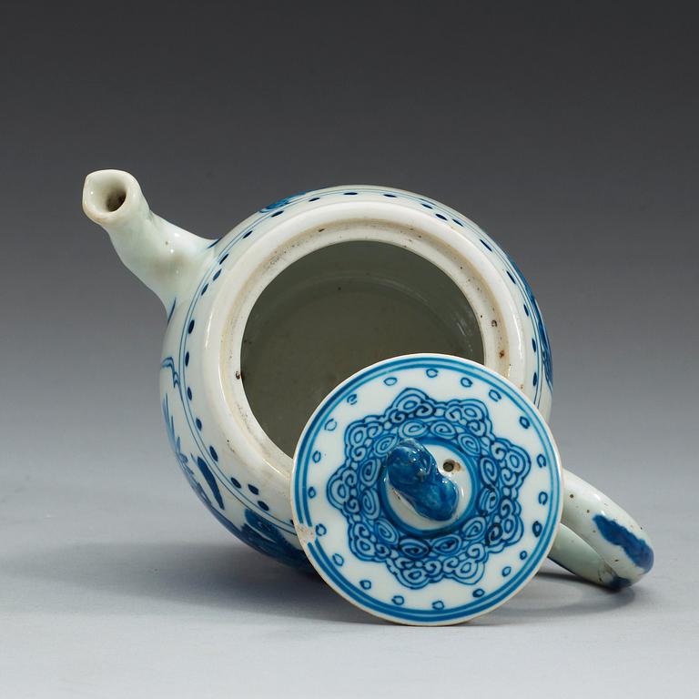 A blue and white tea pot with cover, Qing dynasty, Kangxi (1662-1722).