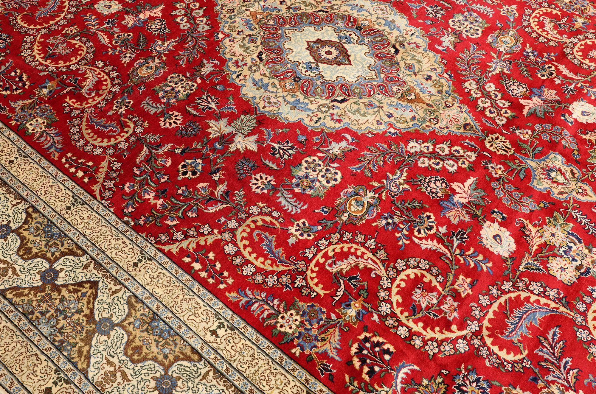 A Keshan carpet, approx. 415 x 300 cm.