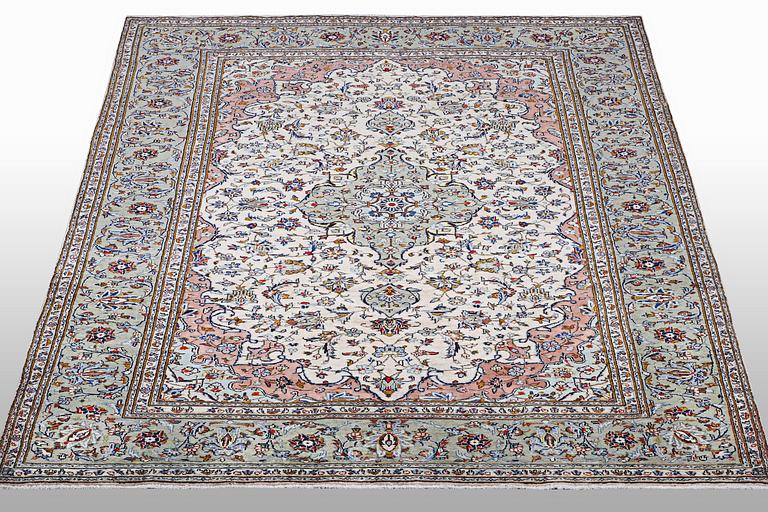 A carpet, Kashan, ca 291 x 201 cm.