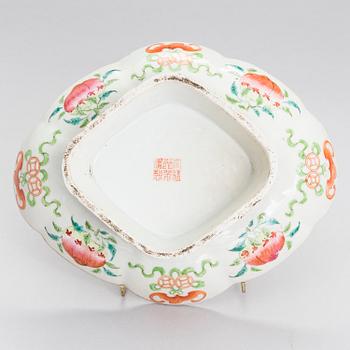 A porcelain tazza, Qing dynasty, turn of 19/20th century.