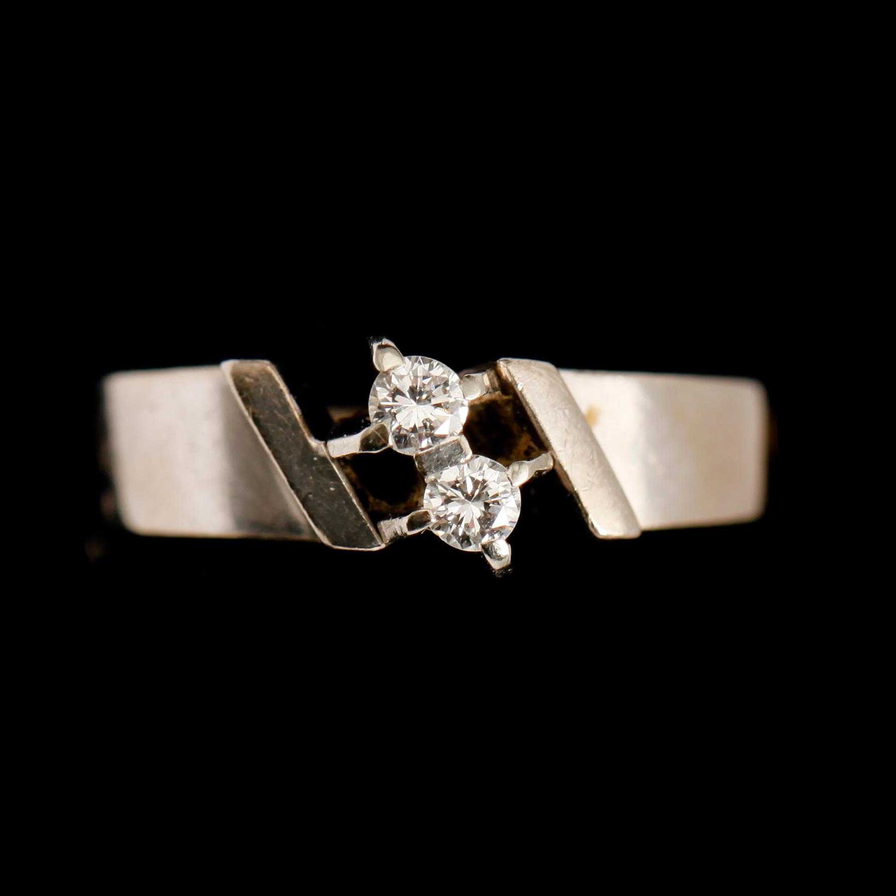RING, 18 k vitguld, Stockholm BCG 1950. 2 briljantslipade diamanter totalt 0.10 ct.  Total vikt 3 gram.