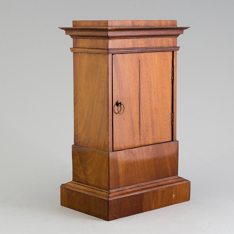 A French Empire mahogany mantle clock by Alexandre à Paris, first half of the 19th Century.