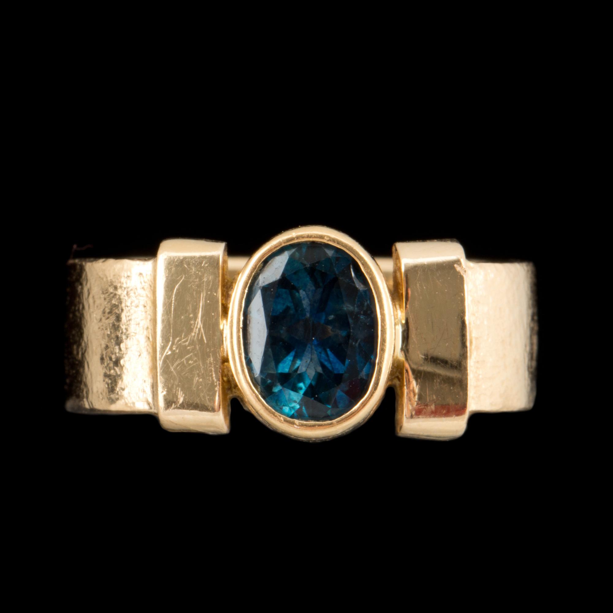 RING, 18k guld med safir. Vikt ca 9g.