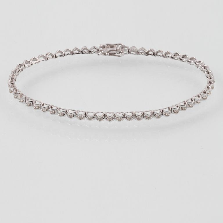 ARMBAND, 18K vitguld med 51 briljantslipade diamanter, ca 0.91 ct. Vikt 4,8 gram.