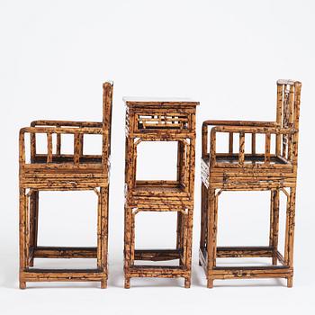 Stolar, ett par samt bord, spotted bamboo. Qingdynastin, 1800-tal.