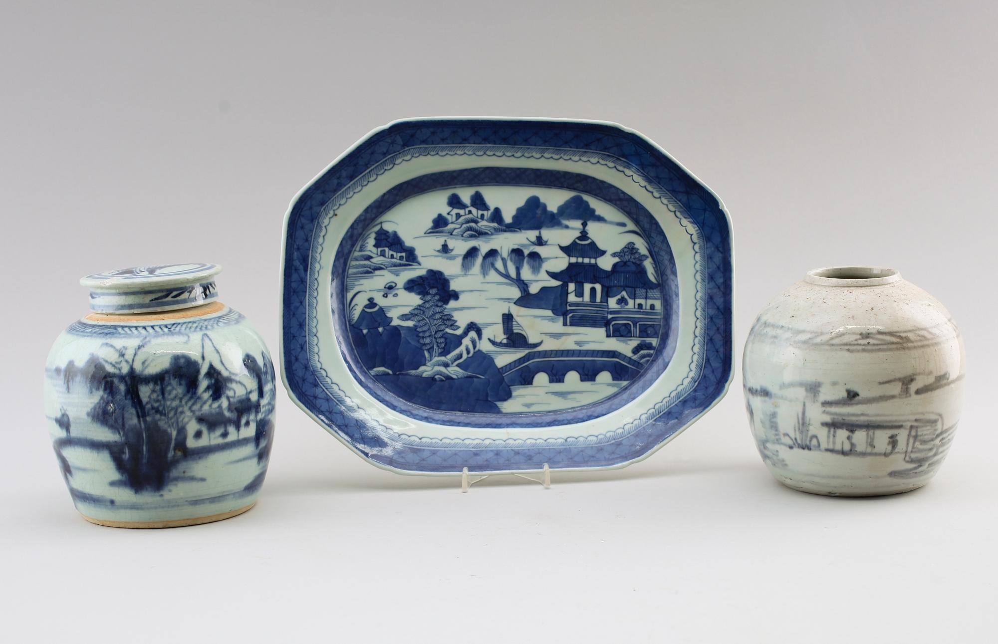 STEKFAT samt BOJANER, 2 st, porslin, Kina, 1800-tal.
