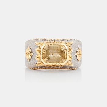 1086. A 3.40 cts fancy yellow sapphire ring.  Signed M. Buccellati. (Mario Buccellati).